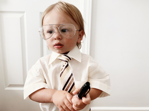 Kimberly Lapides of eatsleepwear sharing a DIY Dwight Schrute from The Office Show Halloween costume featuring freshly picked, pippa and julie and amazon.