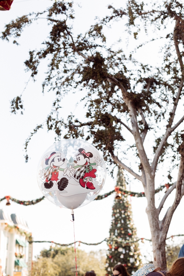 eatsleepwear kimberly lapides The holidays at Disneyland Resort and the holiday mickey mouse balloon