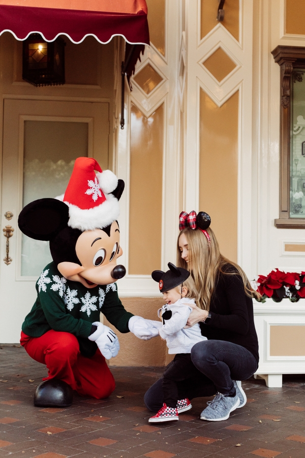 eatsleepwear kimberly lapides The holidays at Disneyland Resort at main street usa holiday decor Mickey Mouse character meet and greet
