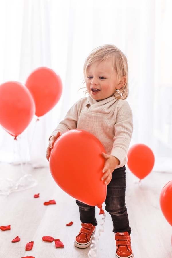 Toddler Valentine Photos with balloons and roses for Kimberly Lapides of eatsleepwear featuring Old Navy Kids, H&M kids and Vans