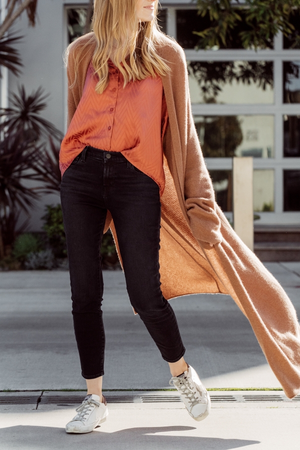 Kimberly Lapides from eatsleepwear wearing a casual mom on the go outfit wearing naked cashmere, jbrand, astr the label, golden goose and ray-ban.