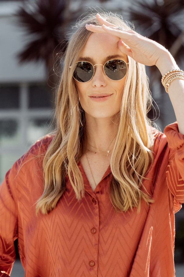 Kimberly Lapides from eatsleepwear wearing a casual mom on the go outfit wearing naked cashmere, jbrand, astr the label, golden goose and ray-ban.