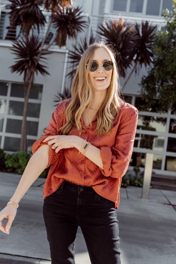 Kimberly Lapides from eatsleepwear wearing a casual mom on the go outfit wearing jbrand, astr the label, golden goose and ray-ban.