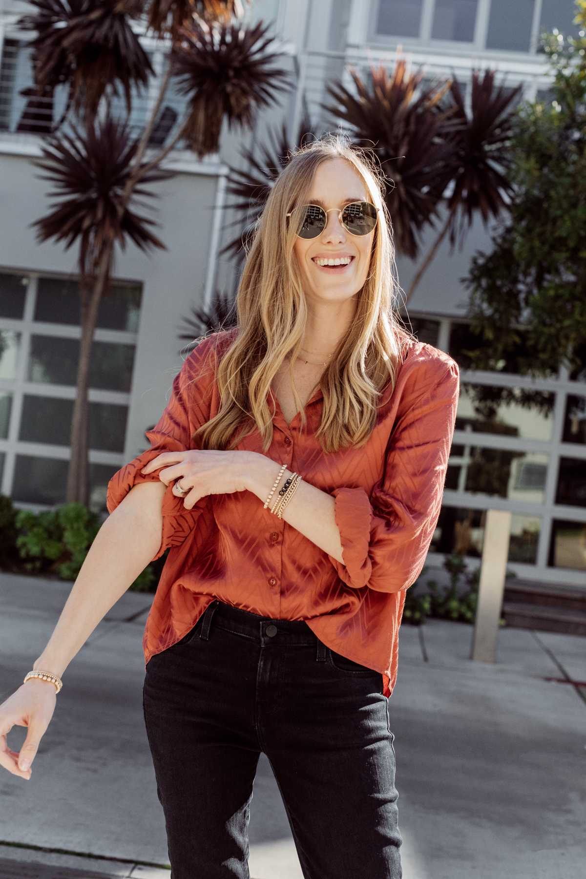 Kimberly Lapides from eatsleepwear wearing a casual mom on the go outfit wearing jbrand, astr the label, golden goose and ray-ban.