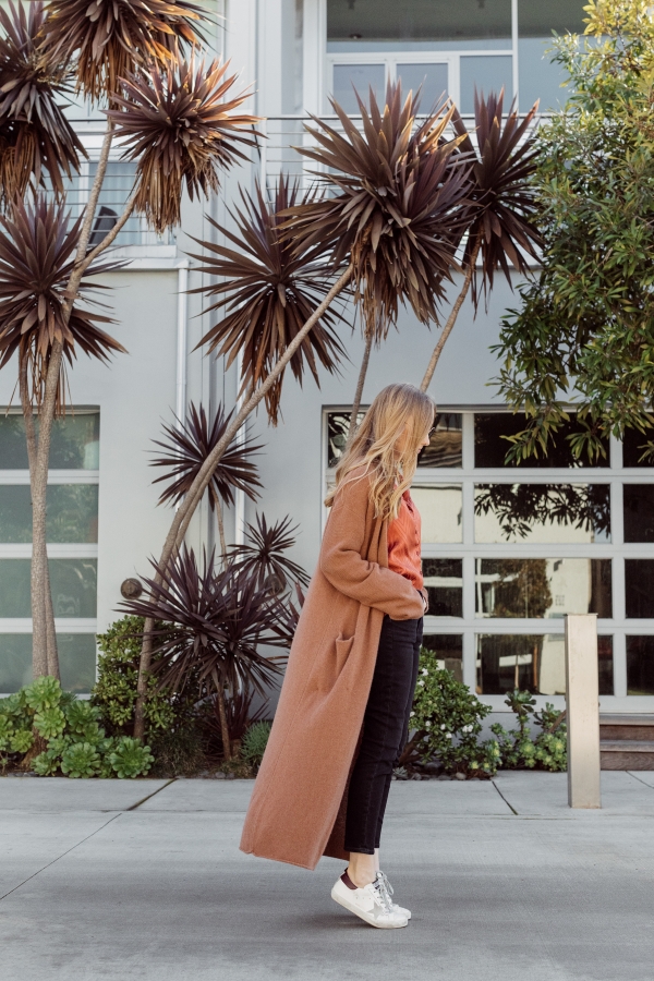 Kimberly Lapides from eatsleepwear wearing a casual mom on the go outfit wearing naked cashmere, jbrand, astr the label, golden goose and ray-ban.