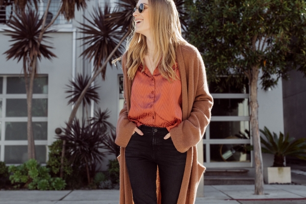 Kimberly Lapides from eatsleepwear wearing a casual mom on the go outfit wearing naked cashmere, jbrand, astr the label, golden goose and ray-ban.