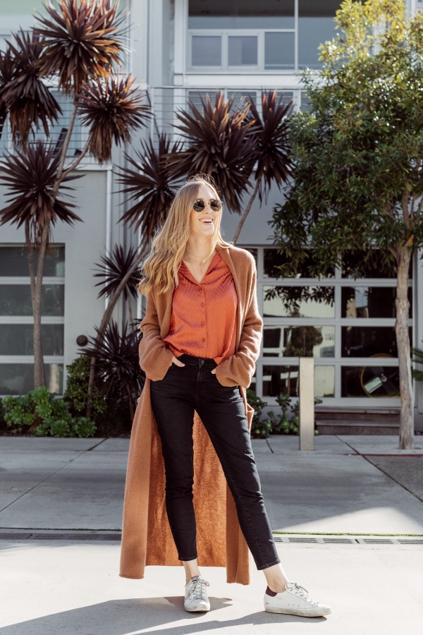 Kimberly Lapides from eatsleepwear wearing a casual mom on the go outfit wearing naked cashmere, jbrand, astr the label, golden goose and ray-ban.