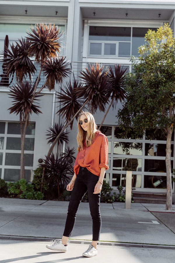 Kimberly Lapides from eatsleepwear wearing a casual mom on the go outfit wearing naked cashmere, jbrand, astr the label, golden goose and ray-ban.