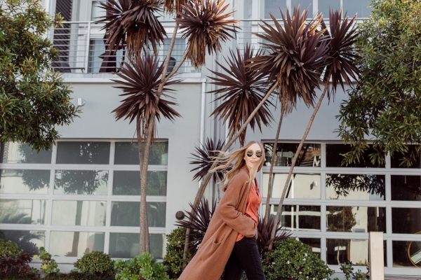 Kimberly Lapides from eatsleepwear wearing a casual mom on the go outfit wearing naked cashmere, jbrand, astr the label, golden goose and ray-ban.
