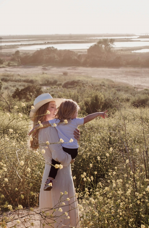 mothers day photoshoot kimberly lapides in flower field