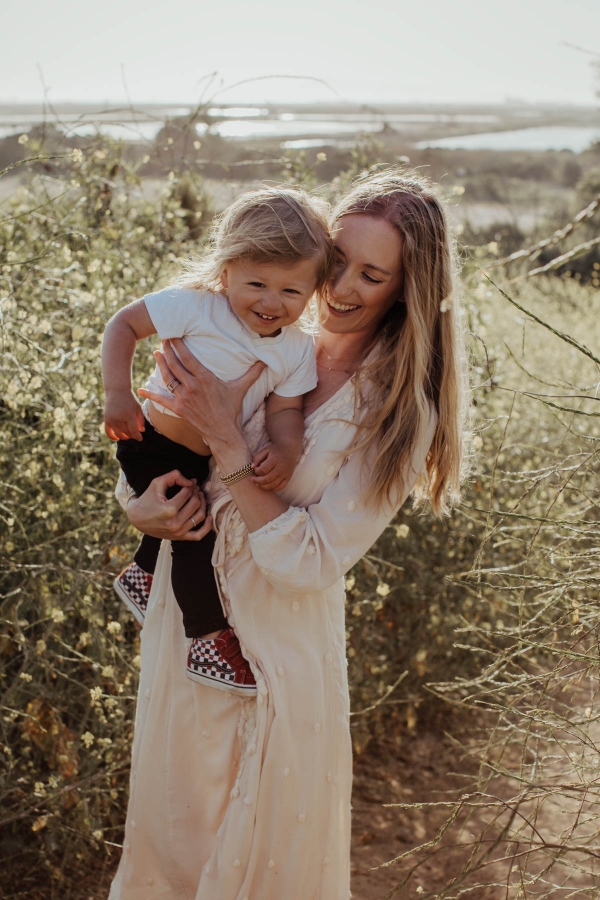 mothers day photoshoot kimberly lapides in flower field