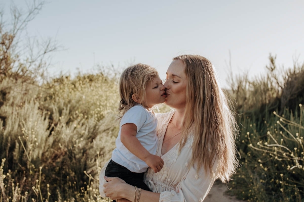 mothers day photoshoot kimberly lapides in flower field