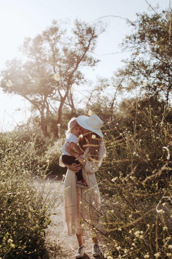 mothers day photoshoot kimberly lapides in flower field