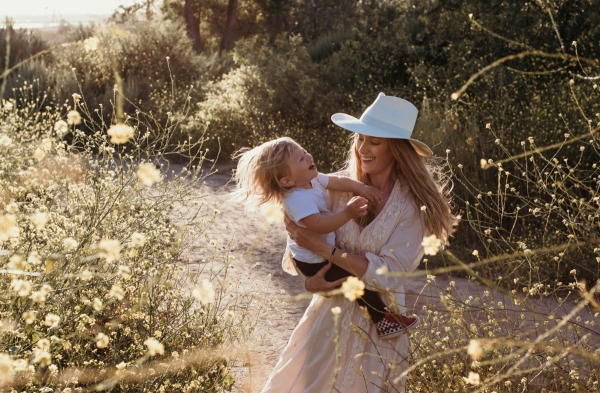 mothers day photoshoot kimberly lapides in flower field