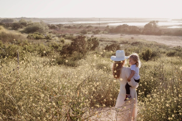 mothers day photoshoot kimberly lapides in flower field