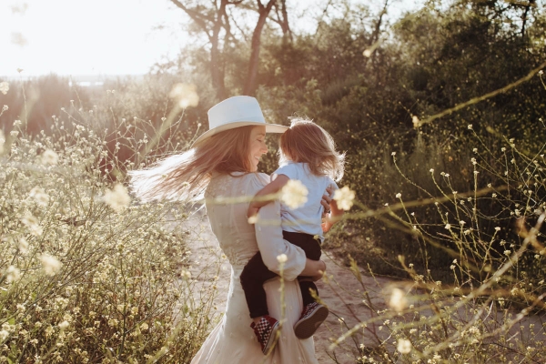 mothers day photoshoot kimberly lapides in flower field