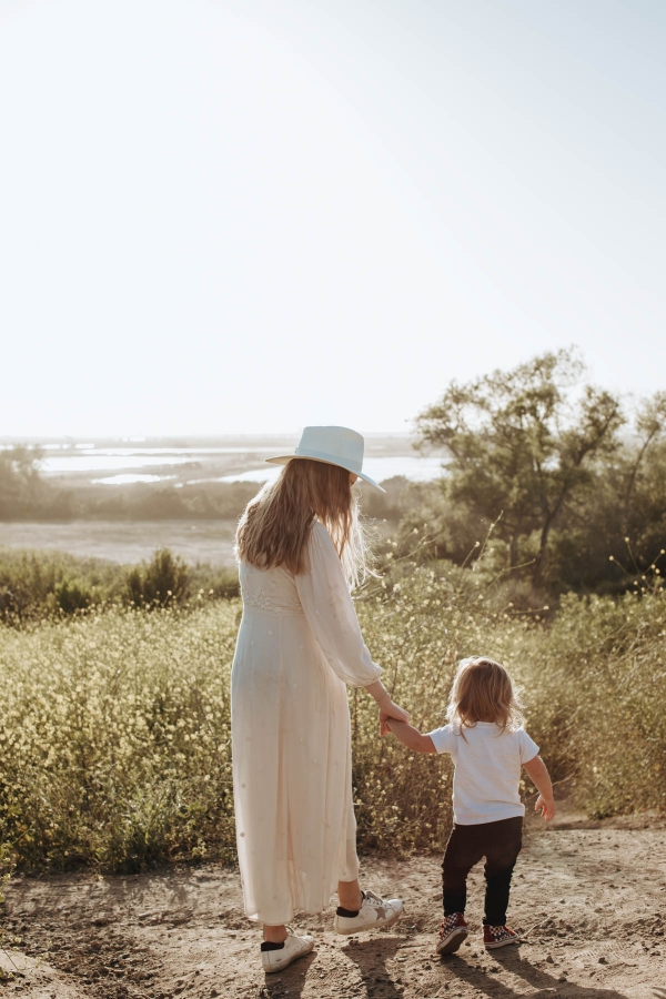 mothers day photoshoot kimberly lapides in flower field