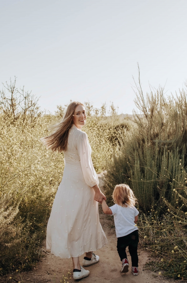 mothers day photoshoot kimberly lapides in flower field