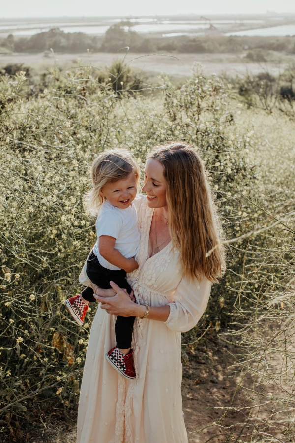 mothers day photoshoot kimberly lapides in flower field