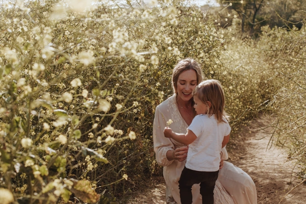 mothers day photoshoot kimberly lapides in flower field