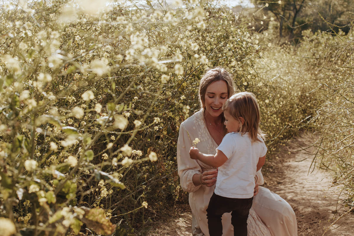 mothers day photoshoot kimberly lapides in flower field
