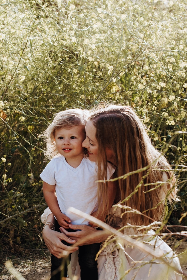 mothers day photoshoot kimberly lapides in flower field