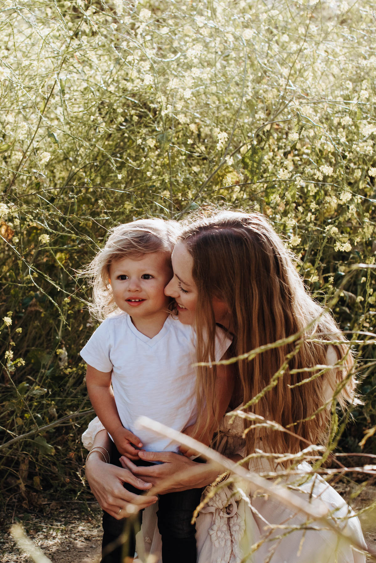 mothers day photoshoot kimberly lapides in flower field