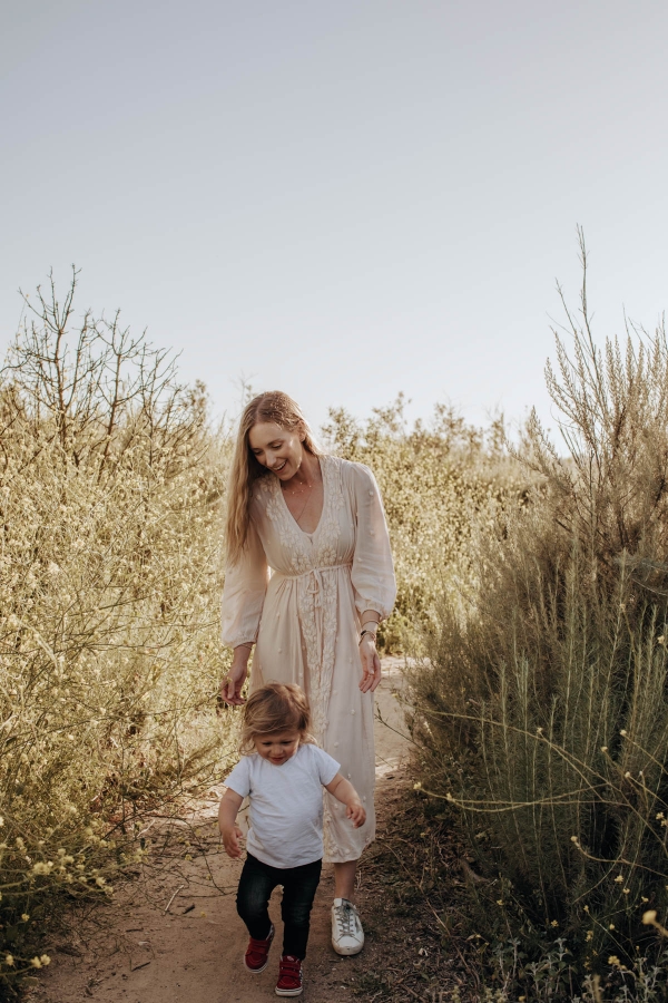 mothers day photoshoot kimberly lapides in flower field