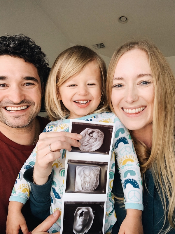 Kimberly Lapides of EATSLEEPWEAR IVF FET Pregnancy Announcement with ultrasound and family