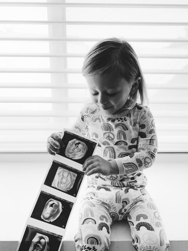 Kimberly Lapides of EATSLEEPWEAR IVF FET Pregnancy Announcement with ultrasound and family