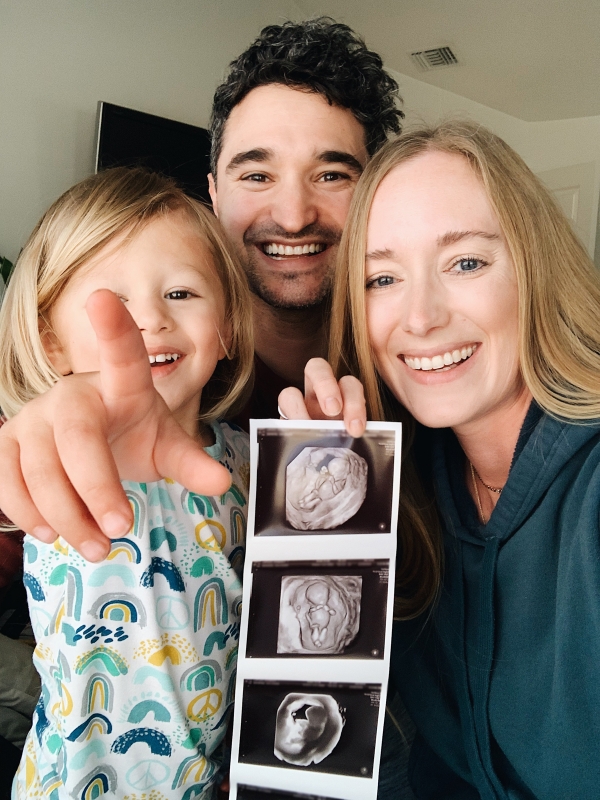 Kimberly Lapides of EATSLEEPWEAR IVF FET Pregnancy Announcement with ultrasound and family